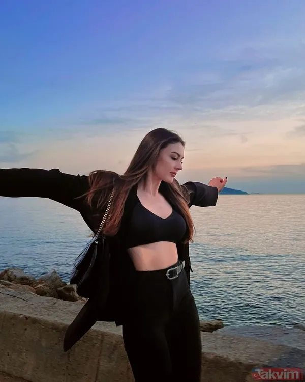 Burcu Özberk tatil sezonunu açtı! En cesur haliyle boylu boyunca uzanıp güneşlendi! Sadece göğüslerini kapatan üstüyle... - 4