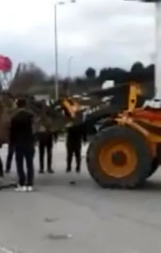 Freni boşalan iş makinesi dehşet saçtı!