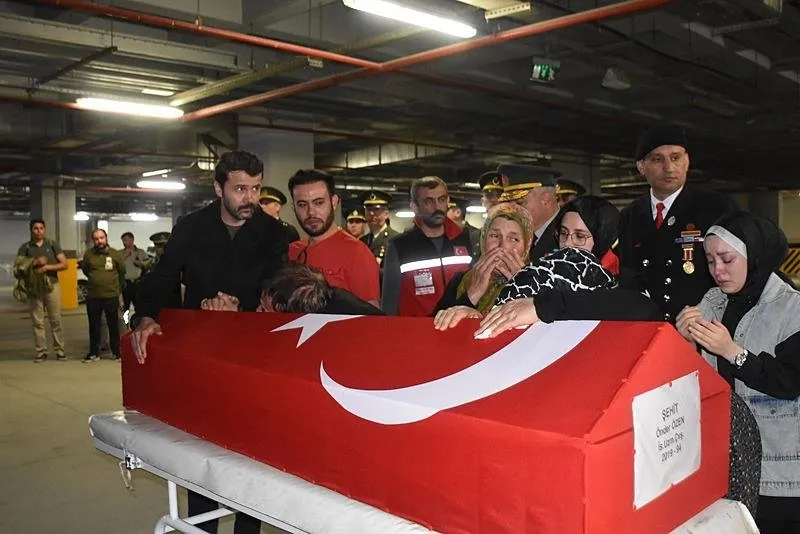 Şehidin annesi babası ve yakınları gözyaşı döktü. (AA)
