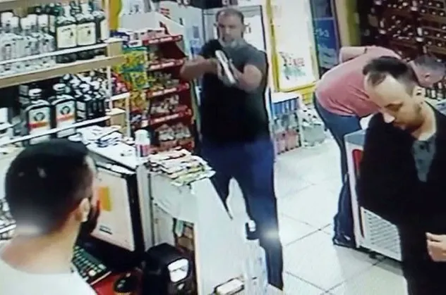Müşterilerin gözü önünde kan donduran cinayet! Pompalı tüfekle öldürüldü