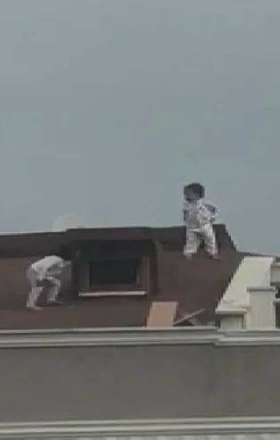 Sultanbeyli'de korku dolu anlar! Çocukların çatıdaki tehlikeli oyunu kamerada