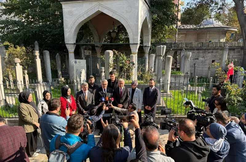 ak-parti-kultur-ve-sanat-politikalari-baskanligindan-sezai-karakocun-olum-yildonumunde-kabrine-ziyaret-1763187455502.jpg AK Parti Kültür ve Sanat Politikaları Başkanlığından Sezai Karakoç’un ölüm yıldönümünde kabrine ziyaret-3