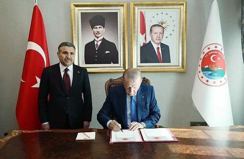 Başkan Recep Tayyip Erdoğan, Şırnak Valisi Cevdet Atay'ı (solda) ziyaret etti. Erdoğan, ziyaretinde Valilik Şeref Defteri'ni imzaladı. 