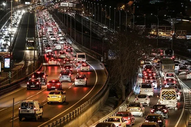 kisitlama-oncesi-istanbulda-trafik-yogunlugu-iste-son-yol-durumu-1610724322577.jpeg