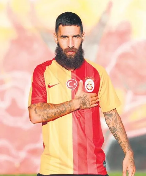 Galatasaraylı Mario Lemina çirkin yüzünü gösterdi! Muhabirimize önce saldırdı sonra fotoğraf makinesine el koydu-9