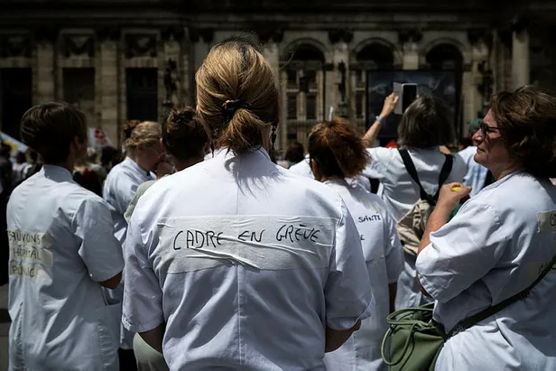 Fransa'da sağlıkçılar isyanda! Maaşların yetersiz olduğunu söyleyen göstericiler peş peşe istifa ediyor-4