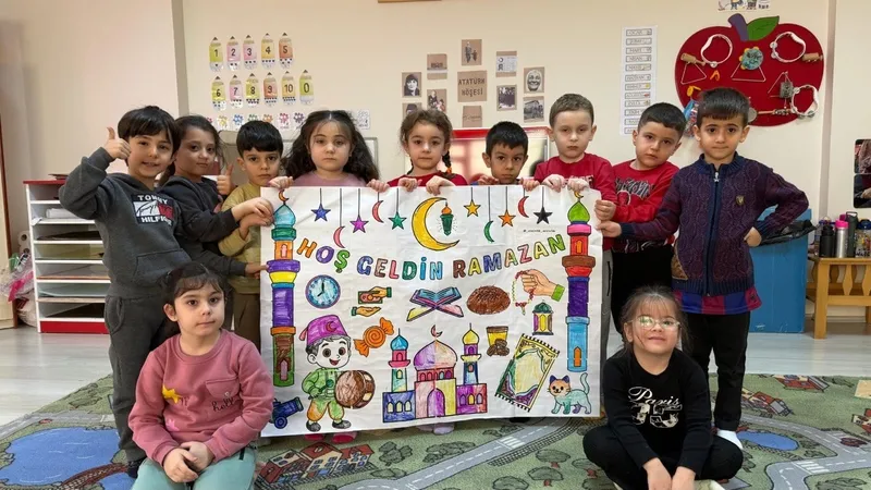 Maarifin Kalbinde Ramazan: Öğrenciler davul çalıp mani okudu koridorlar hilal ve yıldız figürleriyle süslendi-2