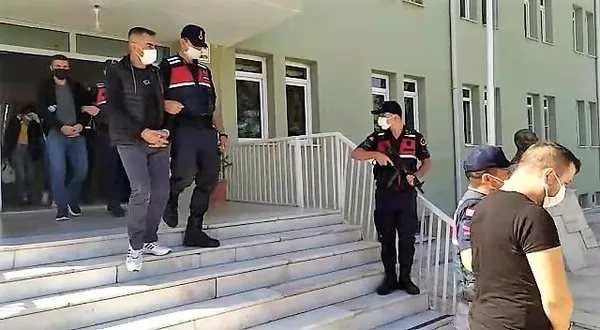sarhos-maganda-husumetlisi-yerine-baskasini-vurdu-bicakla-olup-olmedigini-kontrole-gitti-1632898273438.jpg Sarhoş maganda hasmı zannedip başkasını başından vurdu sonra bıçakla ölüp ölmediğini kontrol etti-7