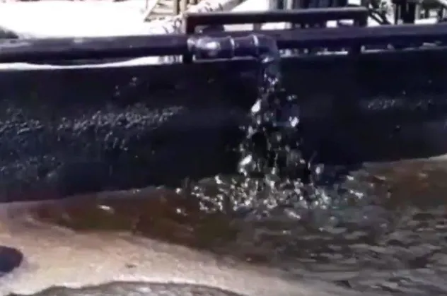 Diyarbakır'da "petrol yok" denilip üzerine beton dökülen kuyudan petrol fışkırıyor!