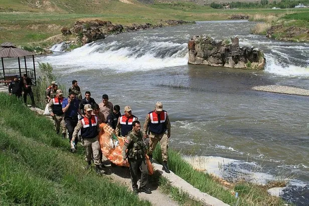 Van'ın Muradiye ilçesinde güvenlik güçleri uçan balıklar için seferber oldu-2