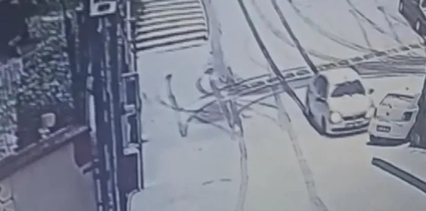 SON DAKİKA: Karlı rampada kaza anı kamerada!-1
