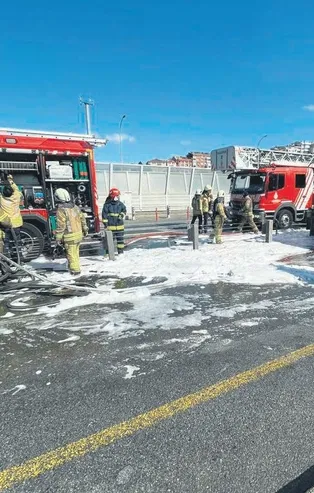 CHP'li Ekrem İmamoğlu'nun yönetimindeki İstanbul perişan olmaya devam ediyor! Haliç Köprüsü'nde metrobüs alev alev yandı