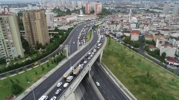 Son dakika: İstanbul'da şiddetli yağış trafiği kilitledi! Arnavutköy'de evleri su bastı-3