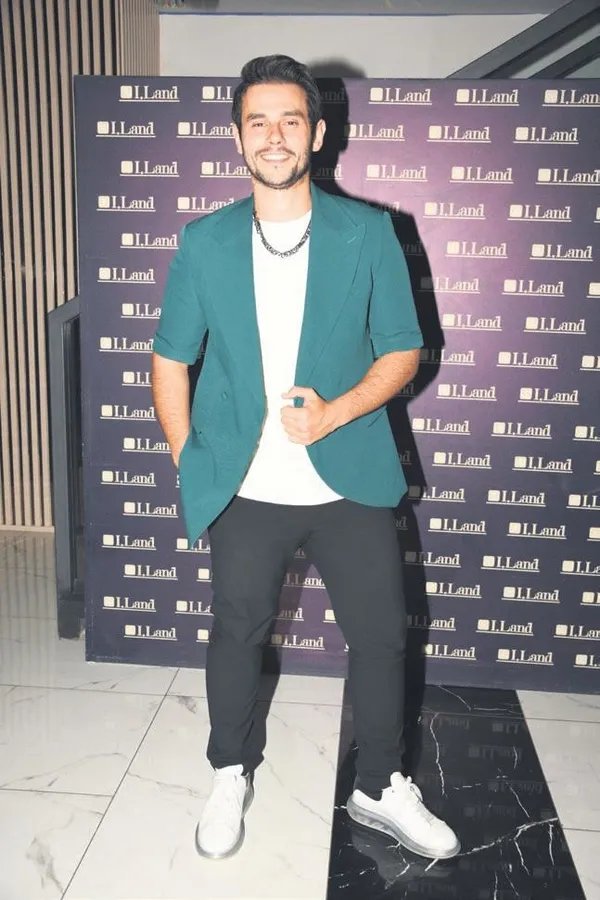 en-anlamli-defile-wilma-elles-yara-bere-icinde-sahneye-cikarak-kadina-siddete-hayir-mesaji-verdi-1687552151134.jpeg En anlamlı defile! Wilma Elles yara bere içinde sahneye çıkarak "Kadına Şiddete Hayır" mesajı verdi...-7