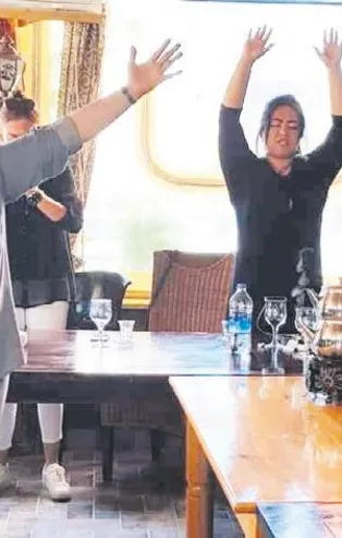 İzmir'de sözde yaşam koçu büyük vurgun yaptı! Mağdurlara, uyuşturucu etkili “Gümüş mor alev enerjili kahve” içirmiş...