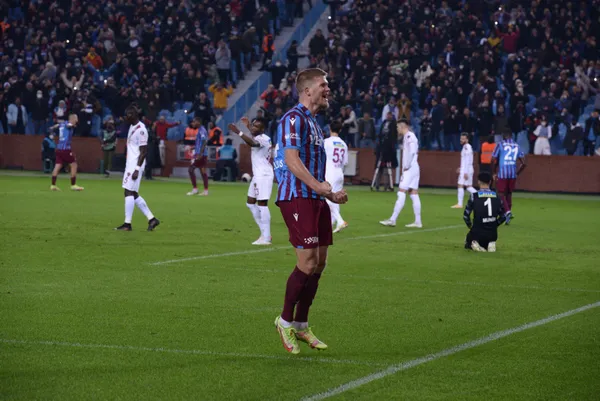 firtina-kaldigi-yerden-devam-trabzonspor-evinde-hataysporu-2-0la-gecti-1639840009589.jpg Fırtına kaldığı yerden devam! Trabzonspor evinde Hatayspor'u 2-0'la geçti-2