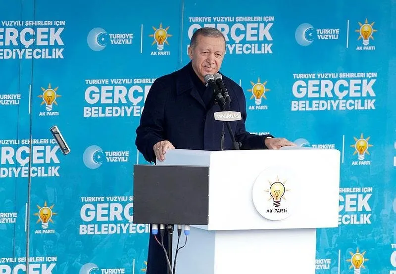 Başkan Recep Tayyip Erdoğan, AK Parti mitinginde silahlı saldırıyla ilgili soruşturmanın titizlikle sürdüğünü belirtti. 