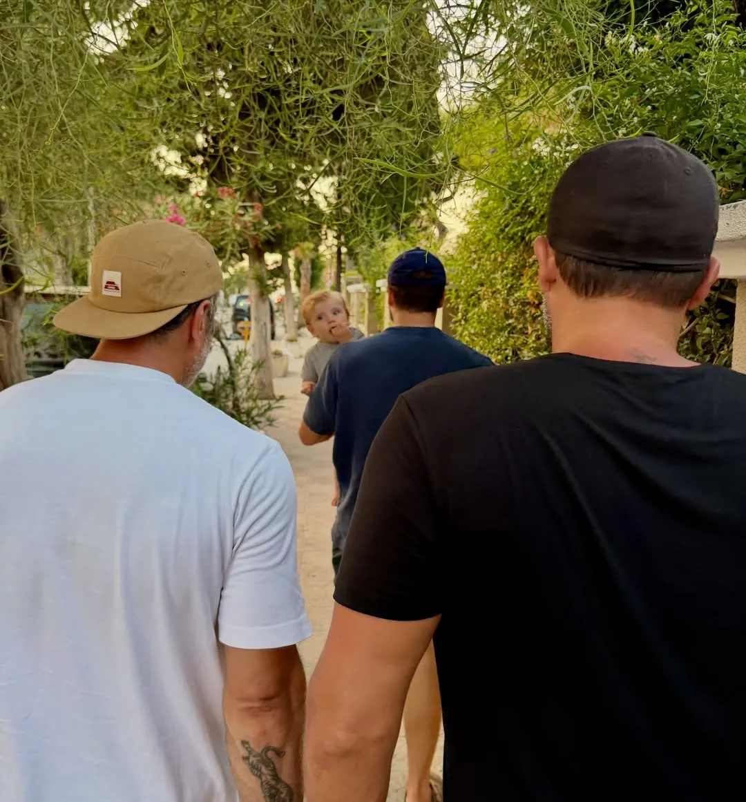 tolga-saritas-oglu-aliyle-cesme-tatilinden-paylasti-1786689081488.jpg Minik Ali büyüdü! Ünlü oyuncu Tolga Sarıtaş’ın Çeşme tatilinden kalpleri ısıtan aile pozları-4