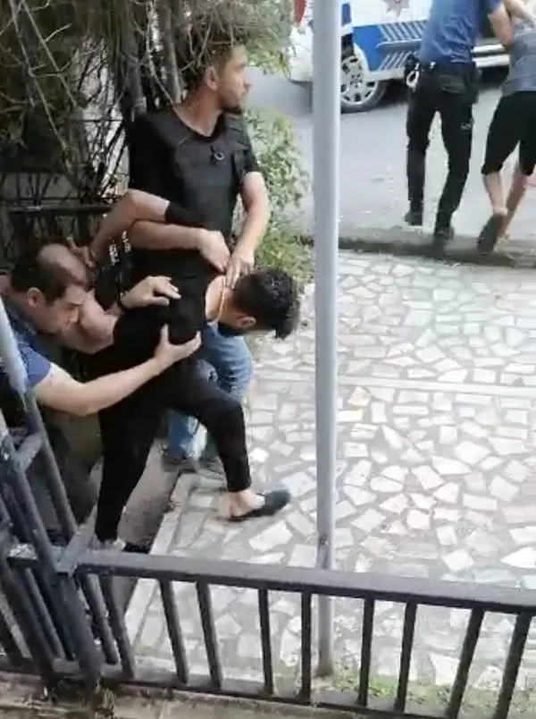 sislide-film-gibi-olay-rehin-alinan-genc-kadinini-pohler-kurtardi-1656001030343.jpg Şişli’de film gibi olay: Rehin alınan genç kadınını PÖH'ler kurtardı! Taciz iddiası...-2