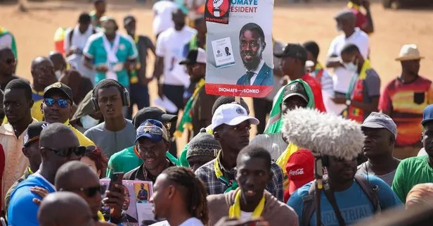 Batı Afrika’da tansiyon yükseliyor! Cumhurbaşkanlığı seçiminin ertelenmesi ortalığı karıştırdı: Senegal’de protestocular sokaklara döküldü