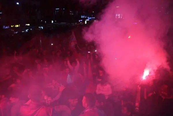 trabzonsporun-sampiyonluk-kutlamasinda-direge-cikan-taraftar-konusuyordu-herkes-onu-merak-ediyordu-1651757792983.jpg Trabzonspor'un şampiyonluk kutlamasında direğe çıkan taraftar konuştu! Herkes onu merak ediyordu-6