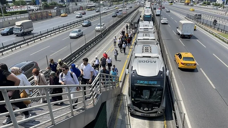 Son dakika: İstanbul Mecidiyeköy metrobüs durağında sapık! Genç kızın etek altını çekerken yakalandı telefonunda onlarca kadının görüntüsü çıktı-2
