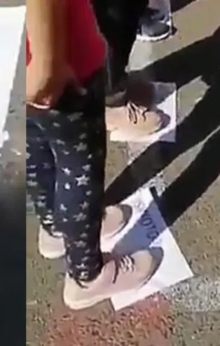 Çekmeköy'deki ilkokulda skandal görüntüler! Öğrencileri üzerinde 'besmele' ve 'peygamber' yazan kağıtlara bastırdılar