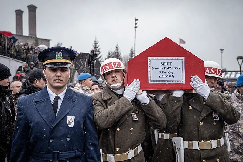 Şehit olan ve cenazesine ulaşılan Piyade Uzman Çavuş Nurettin Tokyürek, memleketi Erzurum'da toprağa verildi. (AA)