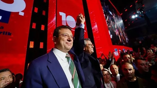 kulisler-patladi-tavsan-aday-ozgur-ozeli-koltuga-oturtan-ekrem-imamoglu-2028-cumhurbaskanligi-secimleri-icin-e-1699310857042.jpeg KULİSLER PATLADI | Tavşan aday Özgür Özel'i koltuğa oturtan Ekrem İmamoğlu 2028 cumhurbaşkanlığı seçimleri için el ovuşturuyor-4