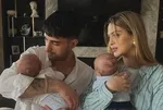 İdo Tatlıses ve Yasemin Şefkatli ikizlerinin yüzünü paylaştı! İbrahim Tatlıses'in torunlarına bakın! Kontrol sonrası poz...