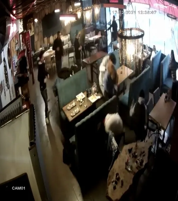 kafeteryada-dehset-anlari-kamerada-park-yeri-yuzunden-kursun-yagdirdi-1639811007864.jpg Kafeteryada dehşet anları kamerada! Park yeri yüzünden kurşun yağdırdı-2