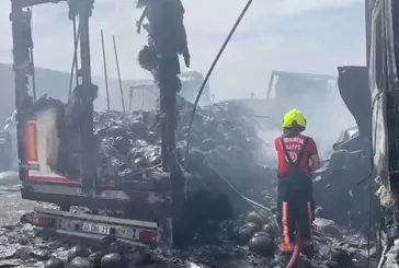 Mersin'de garajda yangın çıktı: 5 tır ateş topuna döndü!