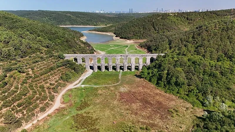 İstanbul'un barajlarında doluluk oranı yüzde 50'nin altına düştü! Sular çekildi Alibey Barajı havadan görüntülendi-4