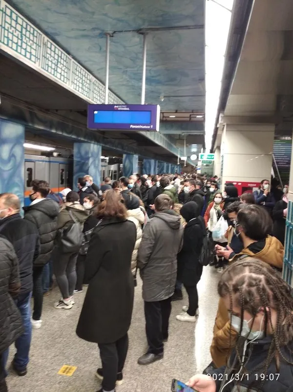 istanbulda-yine-metro-arizasi-yenikapi-bayrampasa-arasinda-metro-seferleri-durduruldu-1614619183213.jpg