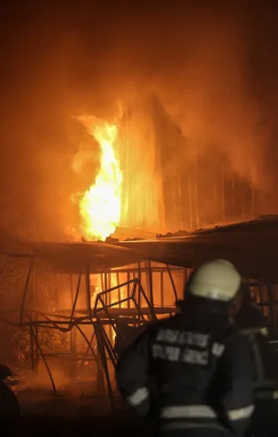 Kumaş deposunda çıkan yangın korkuttu