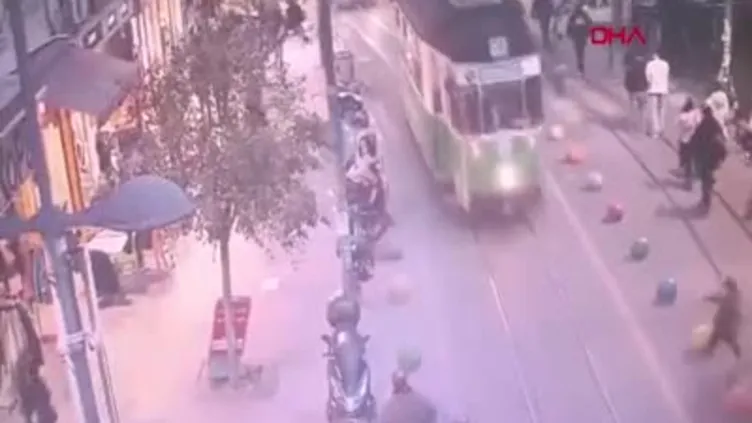 Kadıköy'de torununu kurtaran kadın tramvayın altında kaldı! İşte o anlar