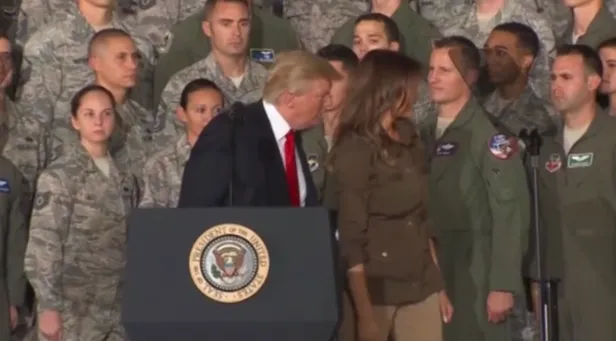 Trump'tan ilginç hareket: Eşinin önce elini sıktı..-2