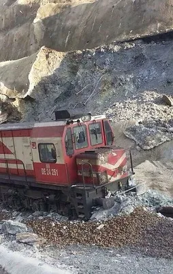 Heyelan nedeniyle yük treni raydan çıktı