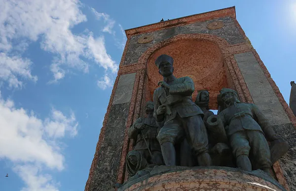 taksim-meydanindaki-cumhuriyet-anitinin-kaidesi-145-milyon-yasinda-fosiller-gorunur-konumda-1615787898511.jpg Taksim Meydanı'ndaki Cumhuriyet Anıtı'nın kaidesi 145 milyon yaşında! Fosiller görünür konumda-4