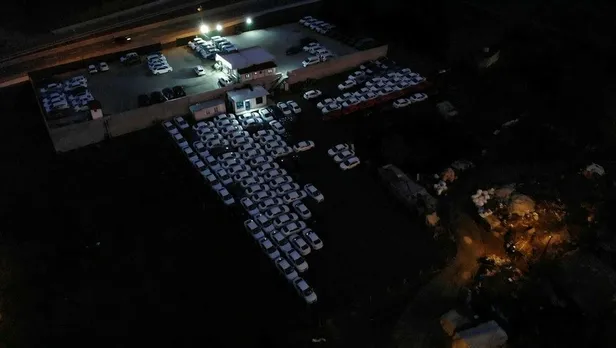 Arnavutköy'de firmanın otoparkında bekleyen sıfır araçlar dikkat çekti-5