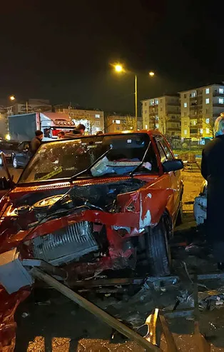 Bursa'da feci kaza! Kontrolden çıktı hurdaya döndü