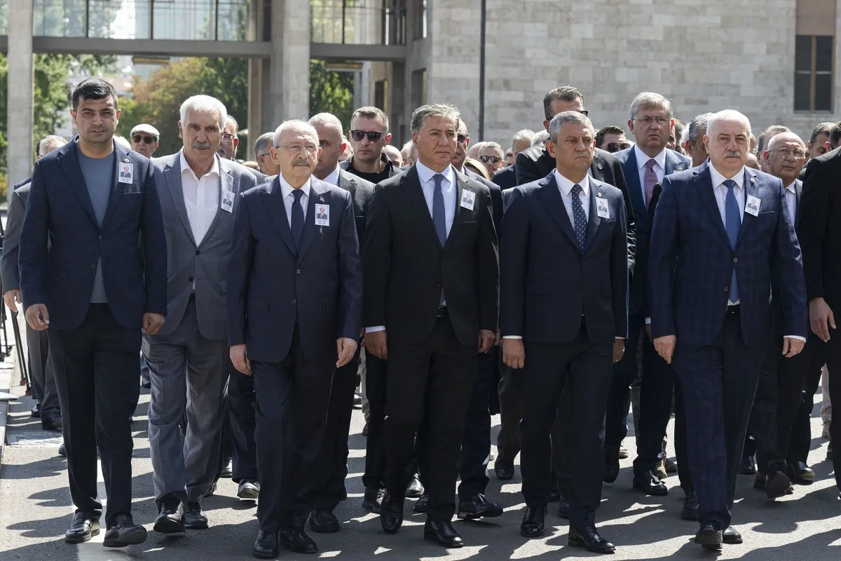 eski-ve-yeni-chp-ayni-karede-kilicdaroglu-ve-ozelden-bolume-sonrasi-ilk-tokalasma-1788168466593.jpeg Eski ve "Yeni" CHP aynı karede! Kılıçdaroğlu ve Özel'den bölünme sonrası ilk tokalaşma-4
