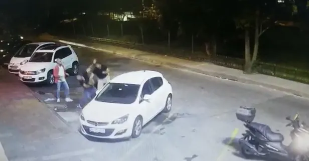 Kadıköy'de çevreyi rahatsız eden kişilere Mike Tyson yumruğu attı