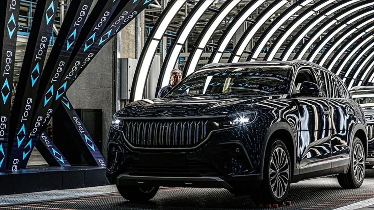Togg bayram kampanyası ile bir oto galeri önünde şarj olan T10X modeli