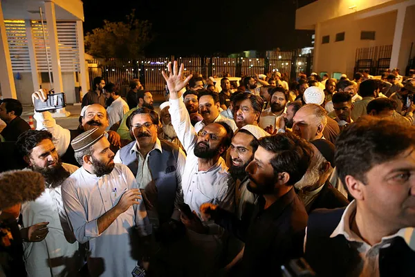 pakistanda-imran-han-donemi-bitti-yerine-en-guclu-aday-sahbaz-serif-sahbaz-serif-kimdir-sahbaz-serifin-turkiye-1649580859536.jpg Pakistan'da İmran Han dönemi bitti! Yerine en güçlü aday: Şahbaz Şerif | Şahbaz Şerif kimdir? Şahbaz Şerif'in Türkiye görüşü ne?-3