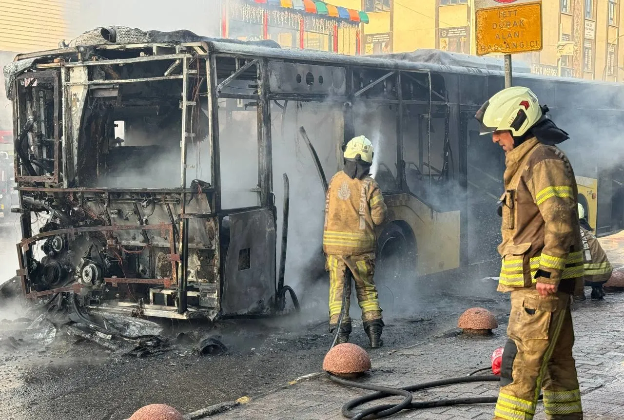 İETT otobüsü içinde yolcu varken alev aldı