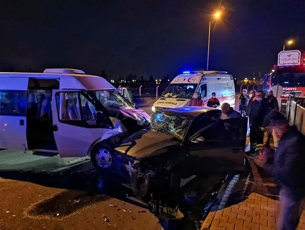 kayseride-askeri-personel-tasiyan-minibus-ile-otomobil-carpisti-1605811724830.jpeg Kayseri'de askeri personel taşıyan minibüs ile otomobil çarpıştı!-4