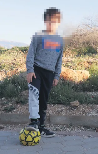 Vahşi köpeklerin saldırısına maruz kalan minik çocuk ölü taklidi yaparak kurtuldu