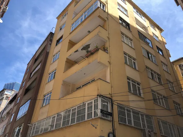 istanbul-sislide-bosaltilan-apartman-faciadan-mucize-eseri-yikilmamis-iste-korkunc-ihmaller-zinciri-1621079588244.jpg