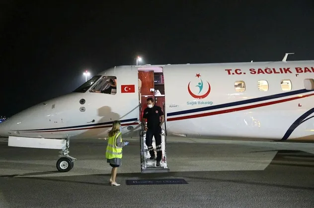 Londra'da operasyonla birbirinden ayrılan Derman ve Yiğit adlı siyam ikizleri Türkiye'ye döndü